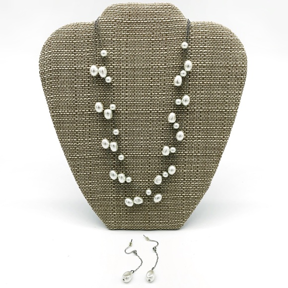 HOWARDS Pearl Necklace and Earring Set - Picture 4 of 4